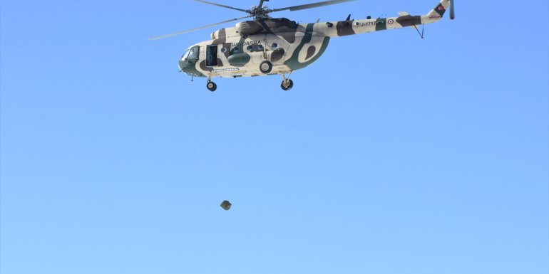 Jandarma yaban keçileri için karlı dağlara helikopterle 5 ton yem bıraktı