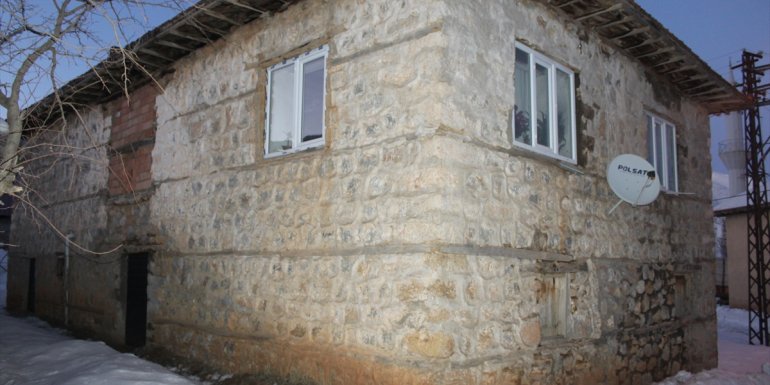 Malatya'da kerpiç evin biriken kar nedeniyle çöken ikinci katı kullanılamaz hale geldi