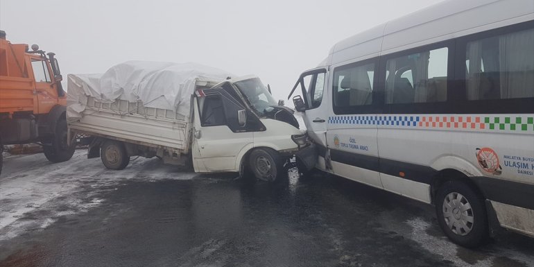 MALATYA - Yolcu minibüsü ile kamyonet çarpıştı, 9 kişi yaralandı1