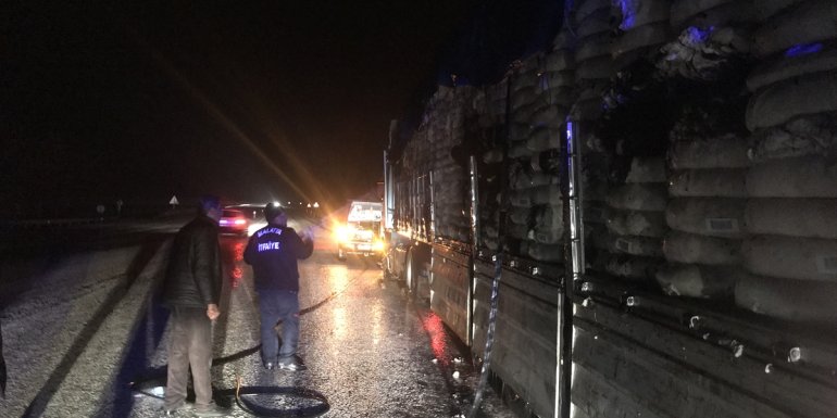 Malatya'da pamuk yüklü tır yandı