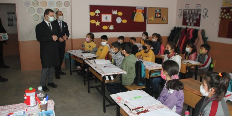 Malazgirt Kaymakamı Demirer'den okul ziyareti