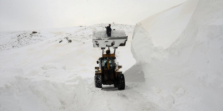 MUŞ - 10 metre kar altındaki köy yolları güçlükle açılıyor1