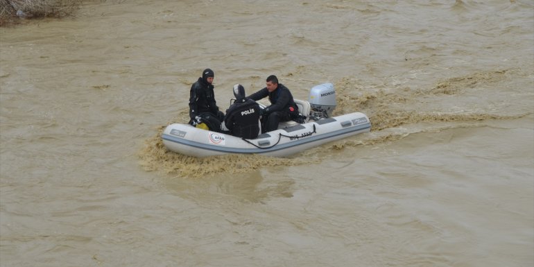 Karasu Nehri'ne düşen lise öğrencisini arama çalışmaları sürüyor