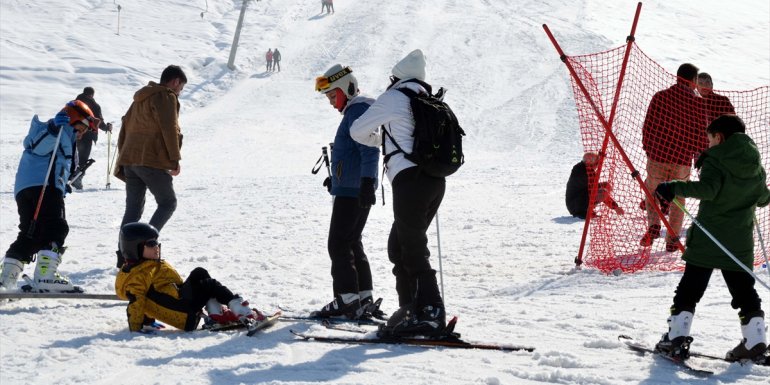 Muş Kayak Merkezi'nde hafta sonu yoğunluğu