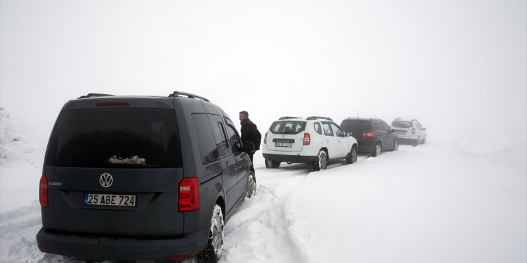 Muş'ta köy yolunda mahsur kalan 4 araçtaki 20 kişi kurtarıldı