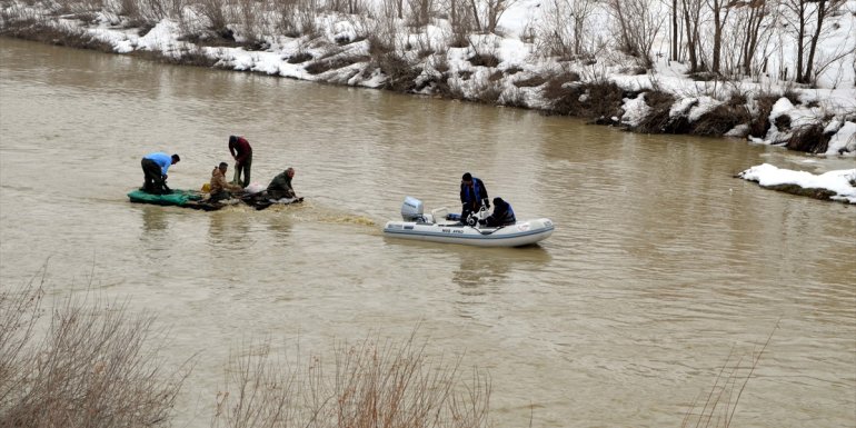 Muş'ta Karasu Nehri'ne düşen lise öğrencisini arama çalışmalarına ara verildi
