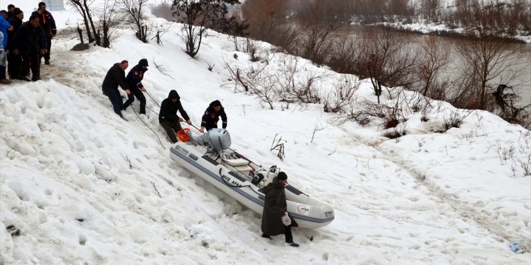 Muş'ta Karasu Nehri'ne düşen lise öğrencisini arama çalışması sürüyor