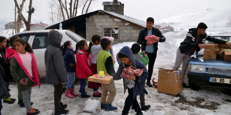 Muş'taki ihtiyaç sahibi çocuklar "elden ele" yardımlarla mutlu oluyor