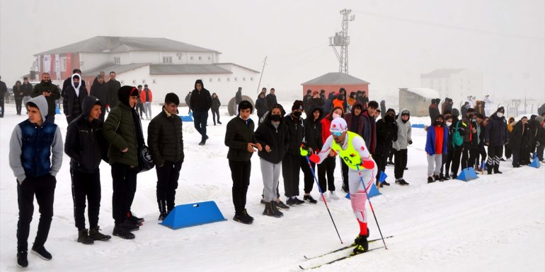 MUŞ - Türkiye ÜNİLİG Kayak Kuzey Disiplini Şampiyonası başladı1