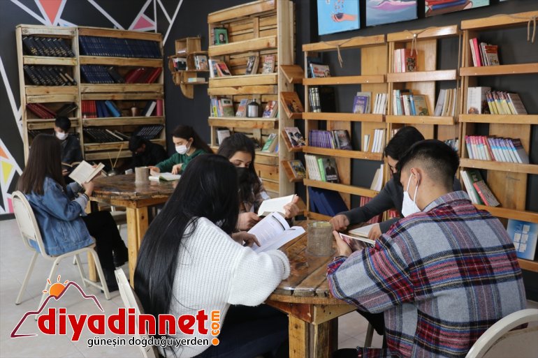 Öğrencilerin atık malzemelerden kurduğu kütüphane örnek oldu3