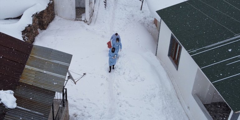 Sağlıkçılar 88 yaşındaki Fatma nineyi aşılamak için karlı yolları aştı