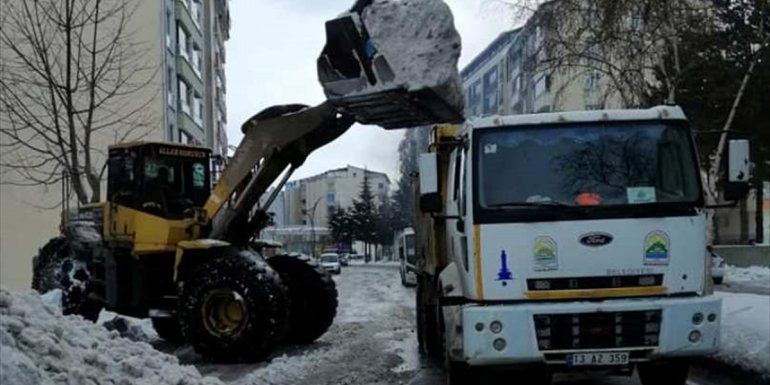 Tatvan'da karla mücadele çalışmaları sürüyor