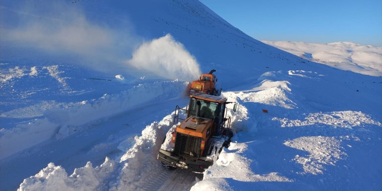 Tipi nedeniyle kapanan Kağızman-Ağrı kara yolunda çalışma başlatıldı