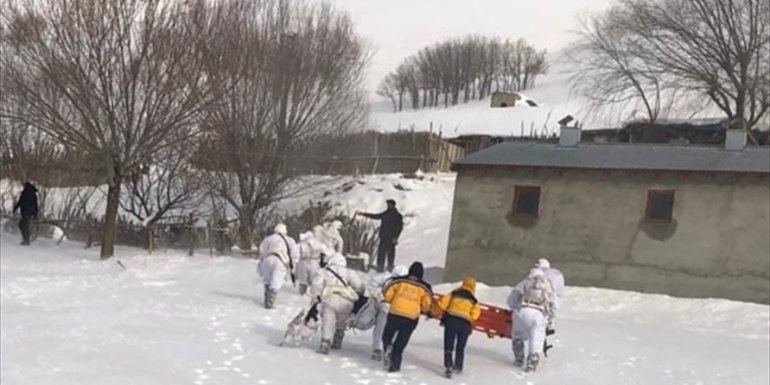 Tunceli'de çatıdan düşen kişi helikopterle hastaneye ulaştırıldı