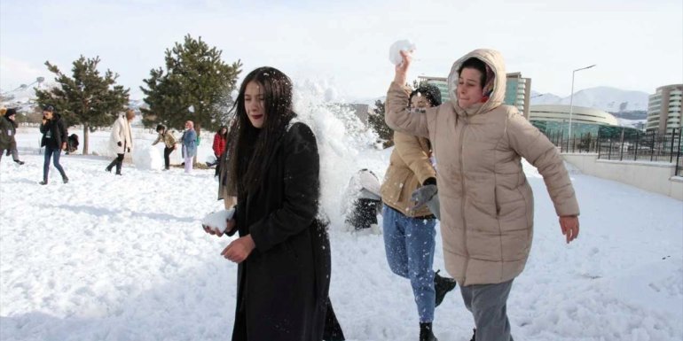 Üniversite öğrencilerinin Erzurum'daki kış kampı eğlenceli geçiyor