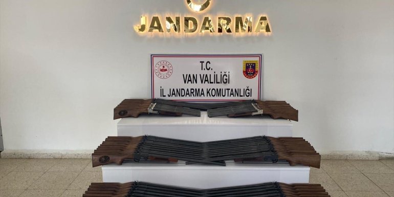 Van'da bir araçta 60 av tüfeği ele geçirildi