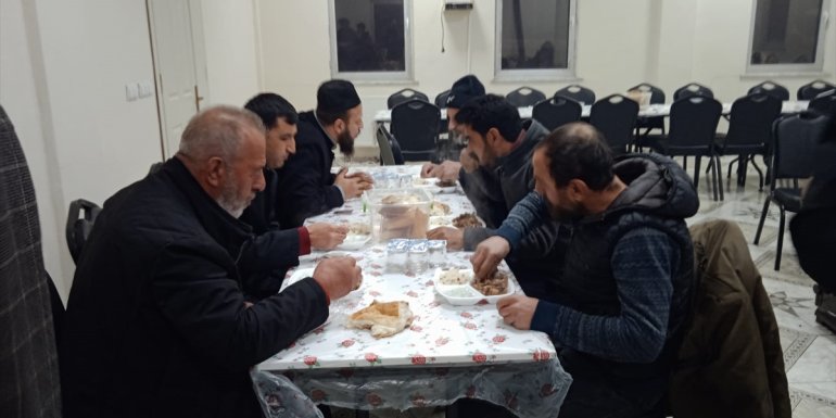 Van'da karın fazla yağmasına sevinin çiftçiler kurban kesti