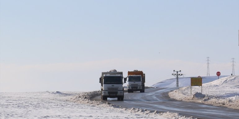 Van'da kuraklıktan etkilenen Sıhke Gölü'ne 135 bin ton kar taşındı