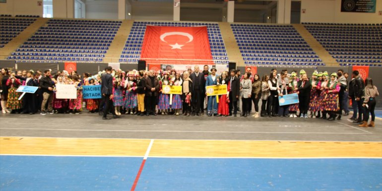 Van'da okulları arası halk oyunları yarışması düzenlendi