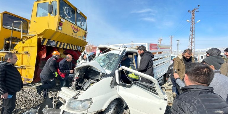 Van'da ray temizleme aracının kamyonete çarpması sonucu 4 kişi yaralandı