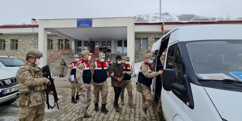 Van'da Suriye uyruklu 2 kişiyi tehditle alıkoydukları iddiasıyla 5 zanlı tutuklandı