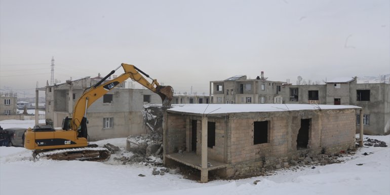 VAN - Düzensiz göçmenlerin barındığı 6 metruk yapı yıkıldı1