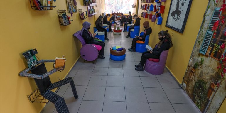 "Geri dönüşen malzemeler" kütüphaneyi renklendirdi