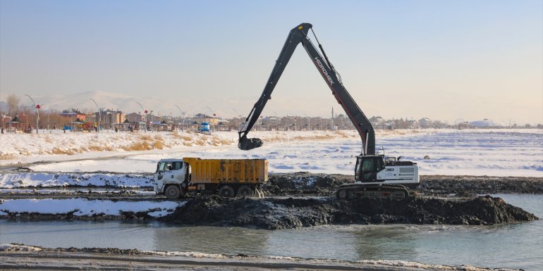 Van Gölü'nde dip çamuru temizliği yapıldı