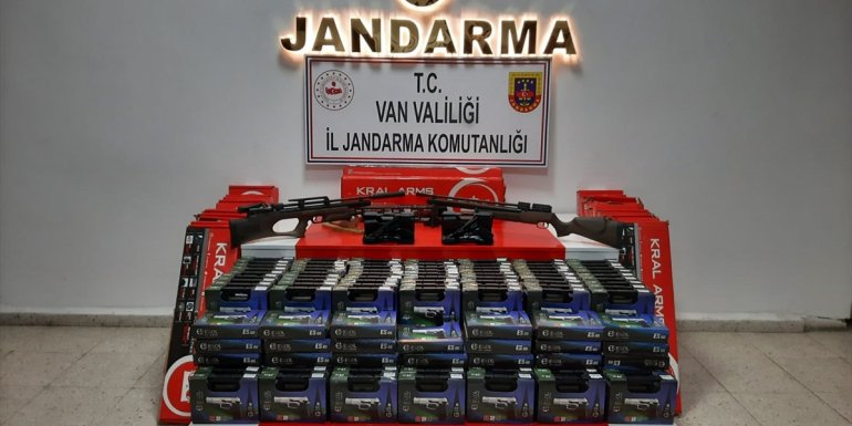Van'da gümrük kaçağı 42 tüfek ile 119 tabanca ele geçirildi