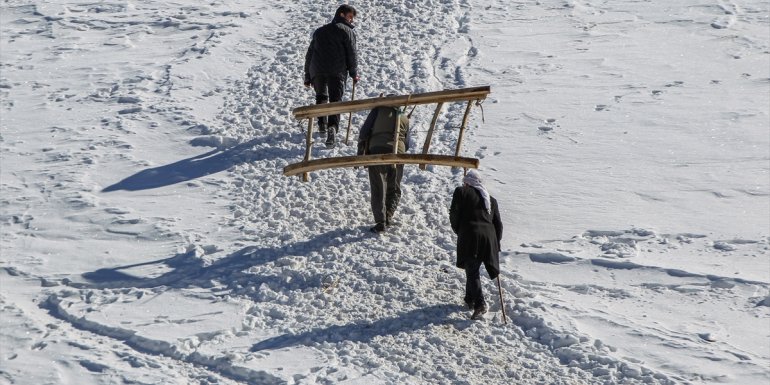 Hayvanları için biriktirdikleri otları karlı zirvelerden kızakla indiriyorlar