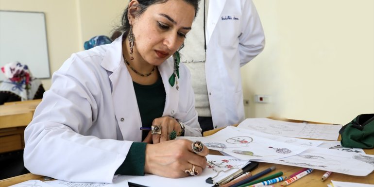 Van'ın asırlık sanatı "savatlı gümüş işlemeciliği" kadınlara öğretiliyor