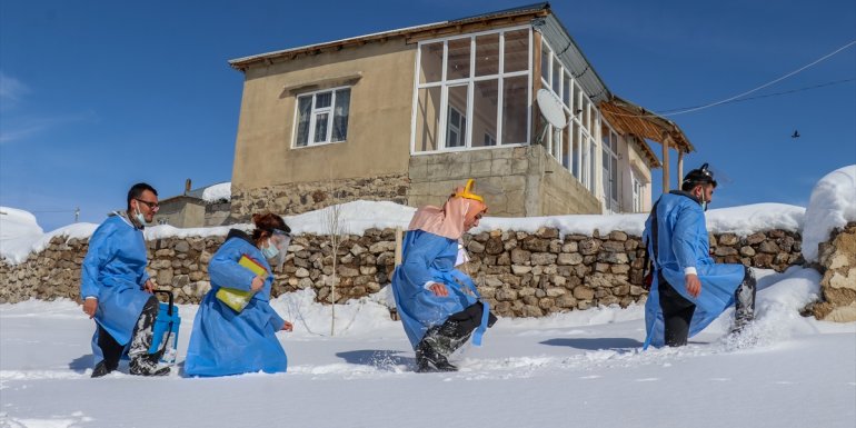 VAN - İran sınırında karlı yolları aşarak aşı çalışması yürütüyorlar1