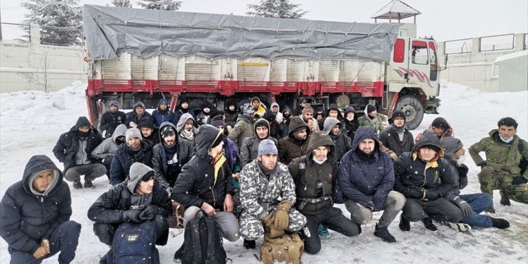 Van'da kamyon kasasında 62 düzensiz göçmen yakalandı