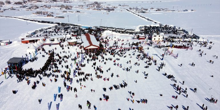 Van'da düzenlenen kayak festivali çevre illerden yoğun ilgi gördü
