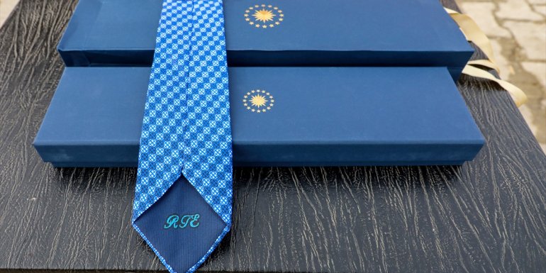 Vanlı kravat tutkununa Cumhurbaşkanlığından armağan