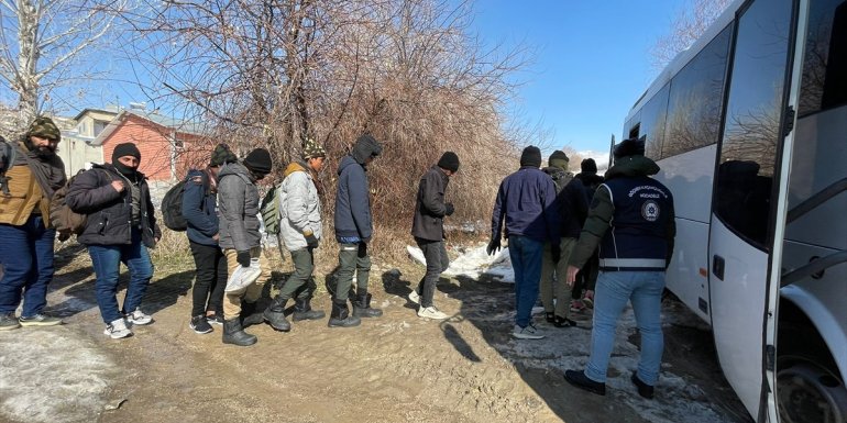 Van'da metruk bir yapıda Afganistan uyruklu 23 düzensiz göçmen yakalandı