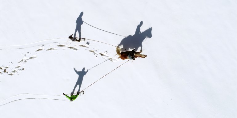 VAN - Sporcular karda atlı snowboard yaptı1