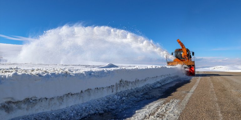 Yüksek rakımlı geçitleri açık tutmak için gece gündüz mesai yapıyorlar