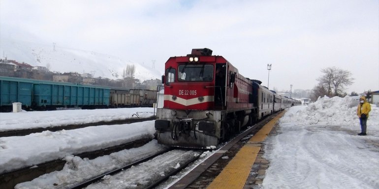 Vatandaşlar Van Gölü Ekspresi'ne yoğun ilgi gösteriyor