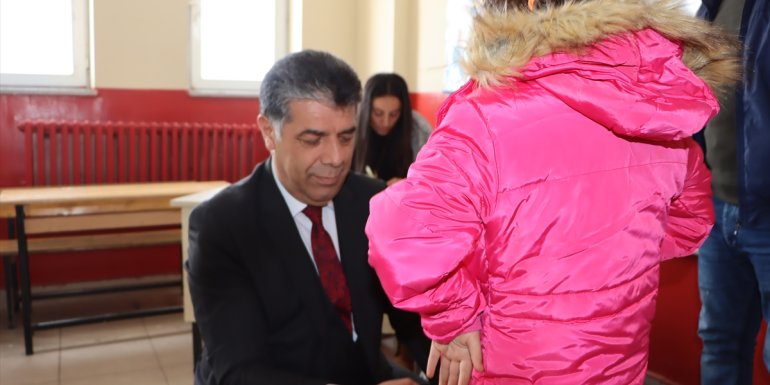 VEDAŞ'tan öğrencilere kıyafet yardımı