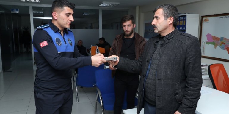 Yolda bulduğu 11 bin 900 lirayı sahibine ulaştırdı