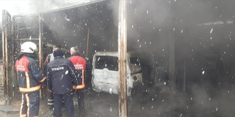 Yüksekova'da tamirhanede çıkan yangında bir araç zarar gördü