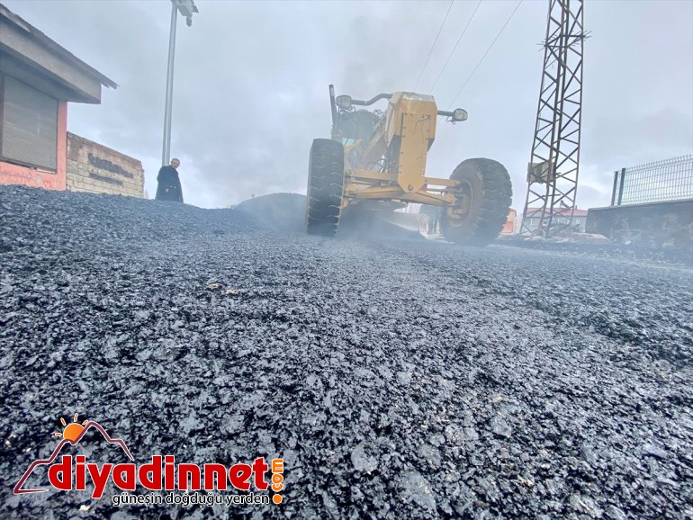 Ağrı Belediyesi kış şartları nedeniyle bozulan yolları onarıyor