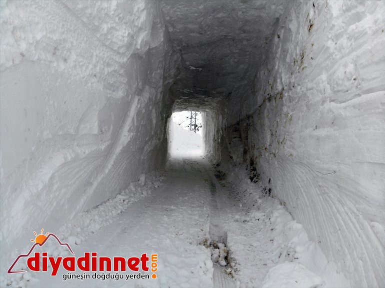 AĞRI ile - tünel Çığ köy ulaşım düşen yolunda kardan sağlanıyor 6