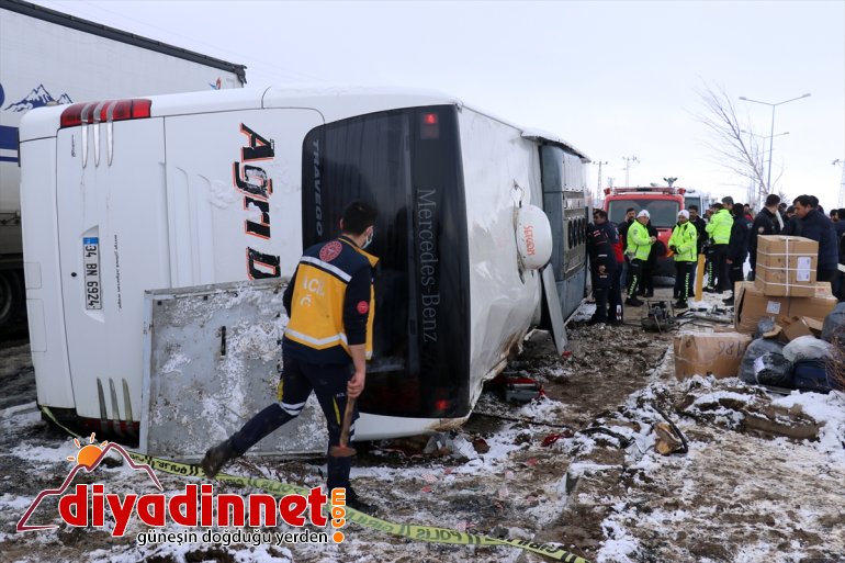 Ağrı'da devrilen yolcu otobüsündeki 12 kişi yaralandı