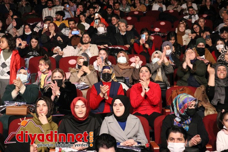 Ağrı'da kadınlar konserle eğlendi