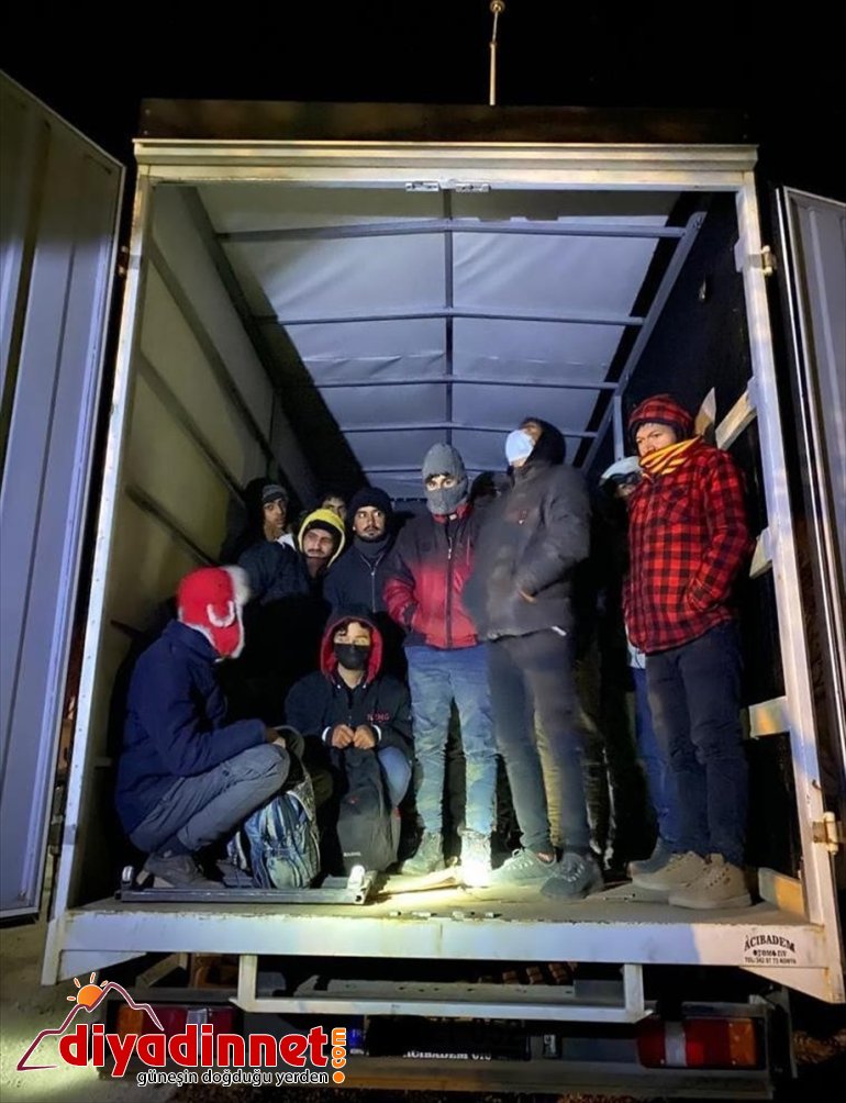 Ağrı'da kamyonetin kasasında 55 düzensiz göçmen yakalandı