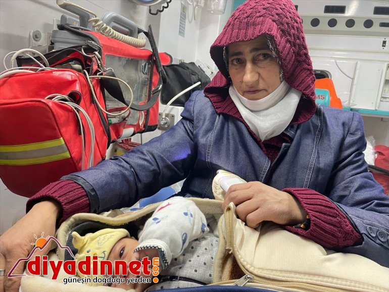 Ağrı'da rahatsızlanan bebek yolu kapalı köyden paletli ambulansla alındı