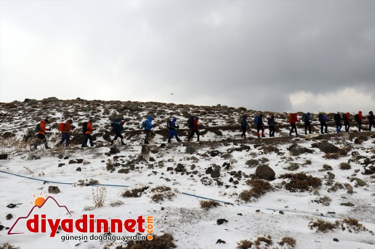 Ağrı Dağı'nda kar ve tipiye yakalanan dağcılar zirve yapamadan döndü