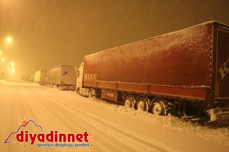 yoğun ve nedeniyle kar tır Ağrı-Erzurum kara yolu geçişine kapatıldı tipi 4